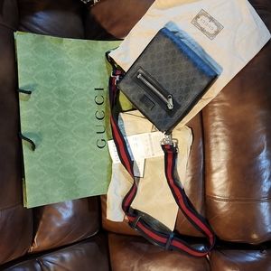 Gucci GG Supreme Mens Black Small Messenger Bag